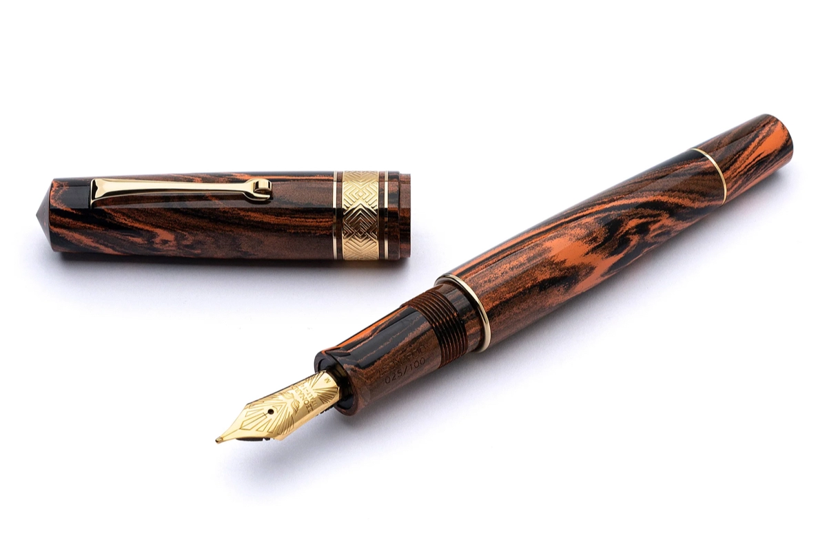 Een Leonardo Momento Zero Grande Masterpiece Flame Ebonite GT Vulpen koop je bij P.W. Akkerman Amsterdam